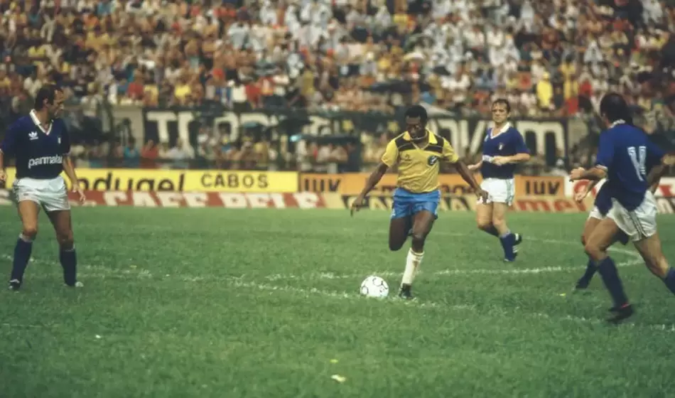 El día que Argentina le ganó a Brasil la Copa Pelé 3 1.Pele en partido inaugural. Credito Zonda