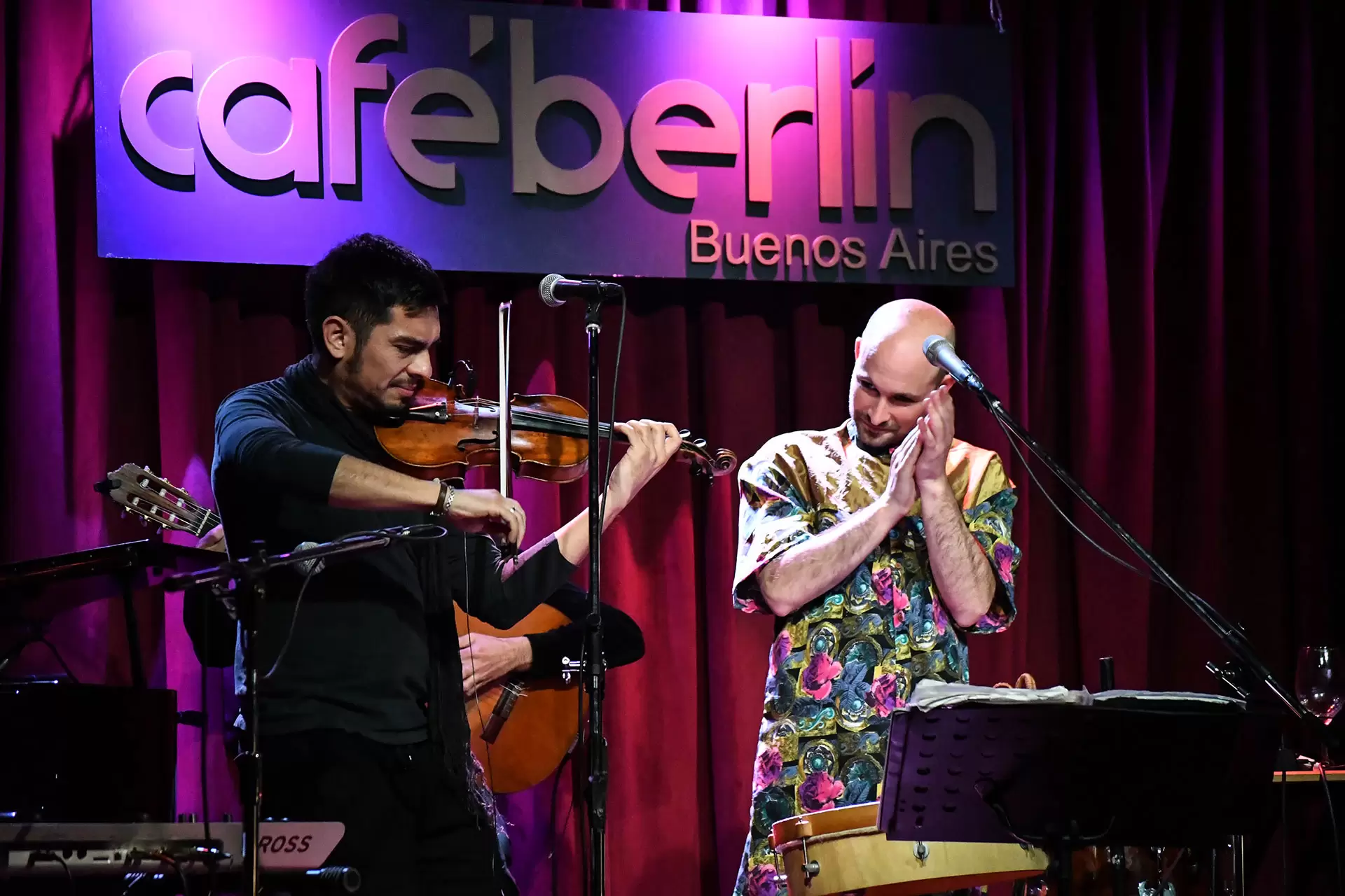 Juan Iñaki llenó Café Berlín de folclore disruptivo 11 10 DSC 2264