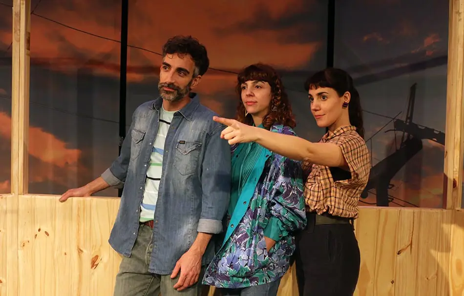 “Conurbano cotidiano”, una obra que aborda los conflictos juveniles y laborales 2 2. Victoria Baldomir Nicolas Gimenez y Sabrina Zelaschi les ponen el cuerpo y voz a estos carismaticos personajes juveniles de la provincia de Buenos Aires. credito Agustin Bordignon Cristi