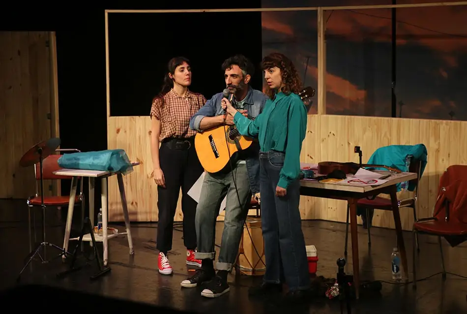 “Conurbano cotidiano”, una obra que aborda los conflictos juveniles y laborales 3 3. La obra es una mixtura de canciones y costumbrismo un buen teatro muy representativo de una generacion llena de suenos y tradiciones. credito Agustin Bordignon Cristian Dominguez