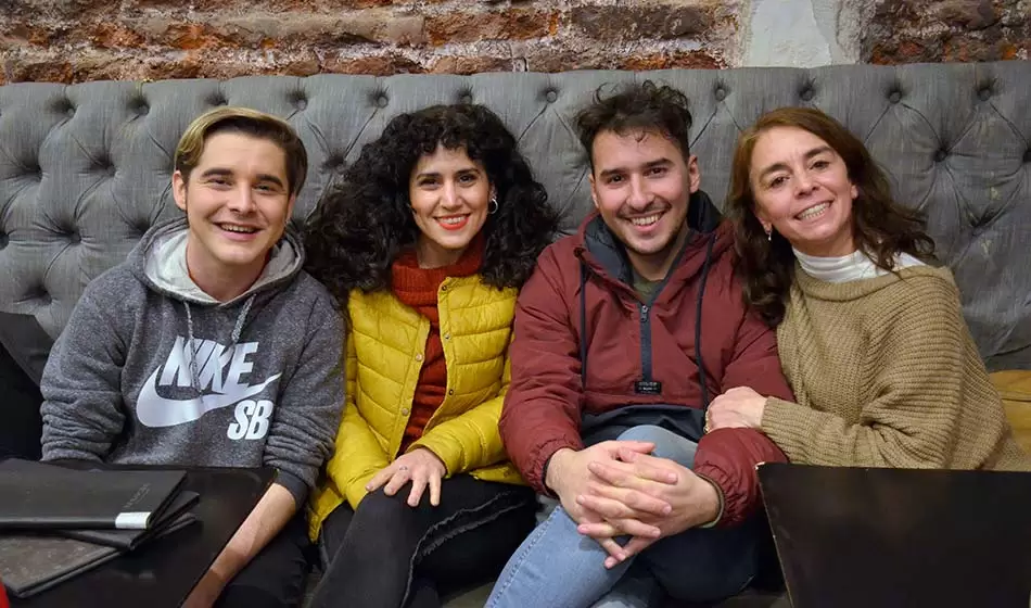 “Atrapados en las Redes”: una invitación a conectarse con el mundo real 2 ATRAPADOS FOTO 2 DIRECTORA Y ELENCO Alexandra Barreto