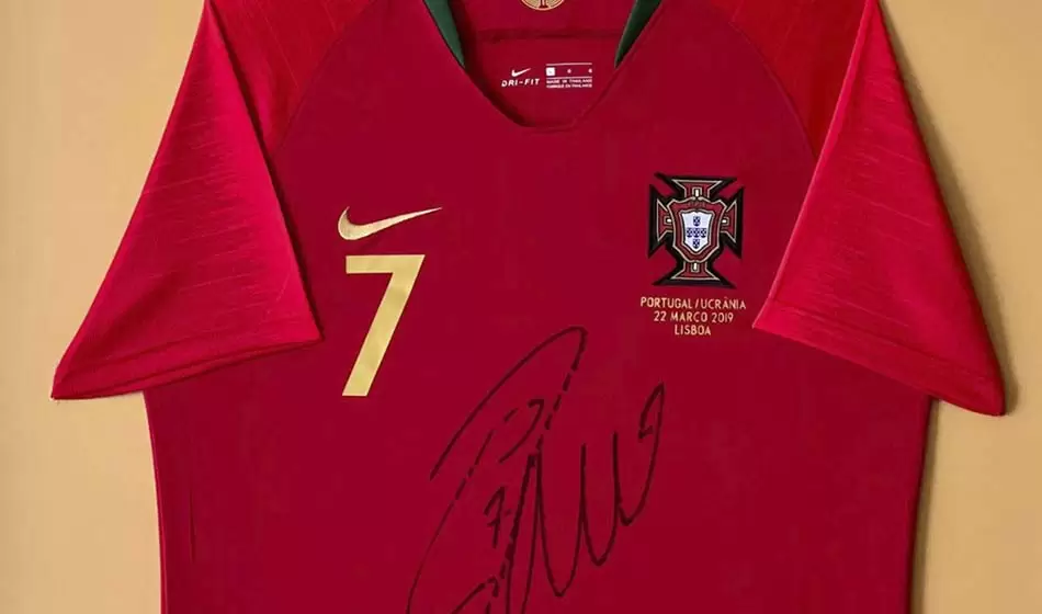 Subastaron una camiseta de Cristiano Ronaldo para ayudar a Ucrania 1 Camiseta fuente Facebook @SaveUkraineNowIFUA Lautaro Napp