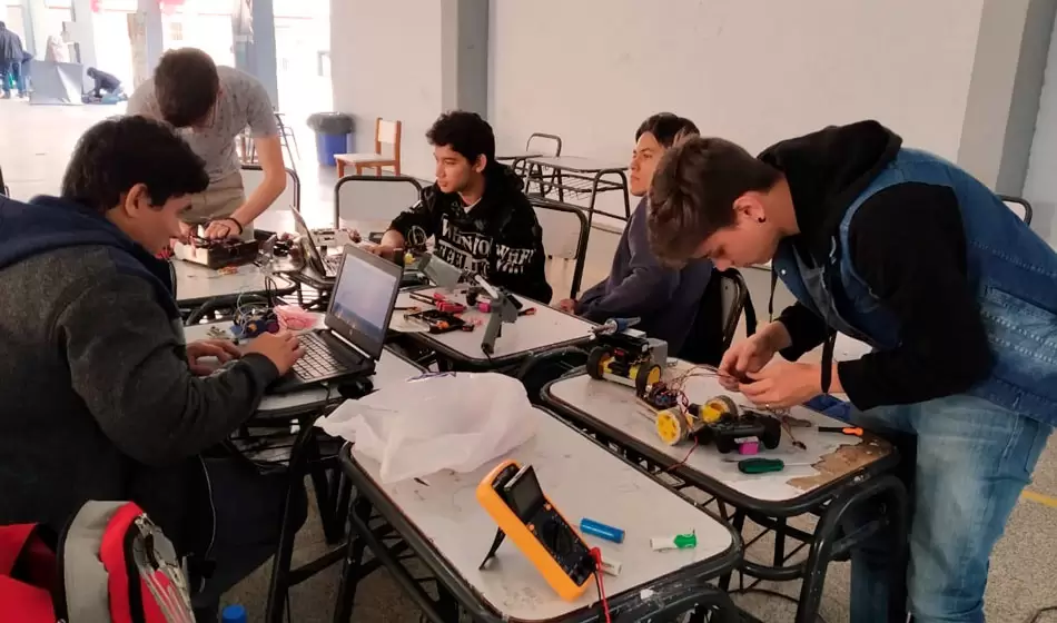 ¿Cómo funciona la primera Escuela de Robótica pública y gratuita de Argentina? 3 3 escuela robotica misiones