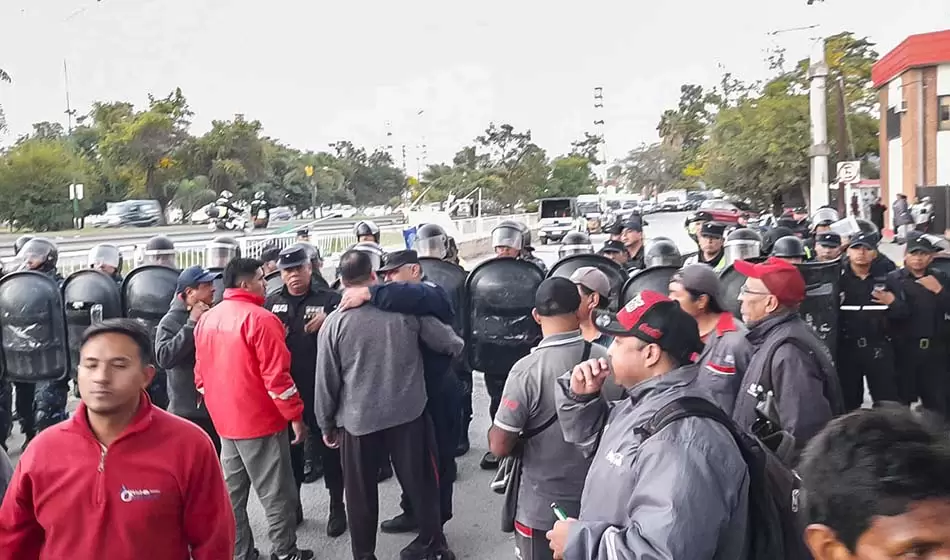 La policía de Salta reprimió y detuvo a trabajadores de Coca Cola 1 Coca Cola Salta policía