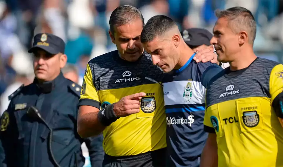 El árbitro Diego Abal fue despedido por la AFA luego de un escándalo 2 2 El arbitro diego abal fue despedido por la AFA tras un escandalo Twitter Holatriperos