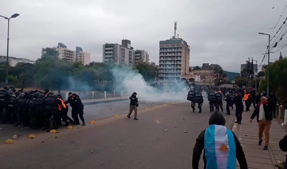 Estallido social y represión en Jujuy tras la aprobación de la reforma constitucional de Morales 2 Twitter Pablo Hernan Velazquez editado