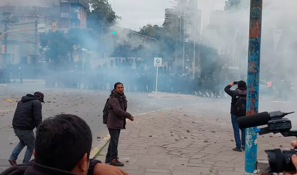 Estallido social y represión en Jujuy tras la aprobación de la reforma constitucional de Morales 3 twitter romina del pla editado