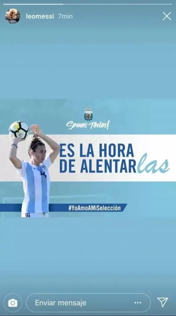 Lionel Messi y un gran gesto: posó con la camiseta de la selección femenina a días del Mundial 2 selección femenina Messi