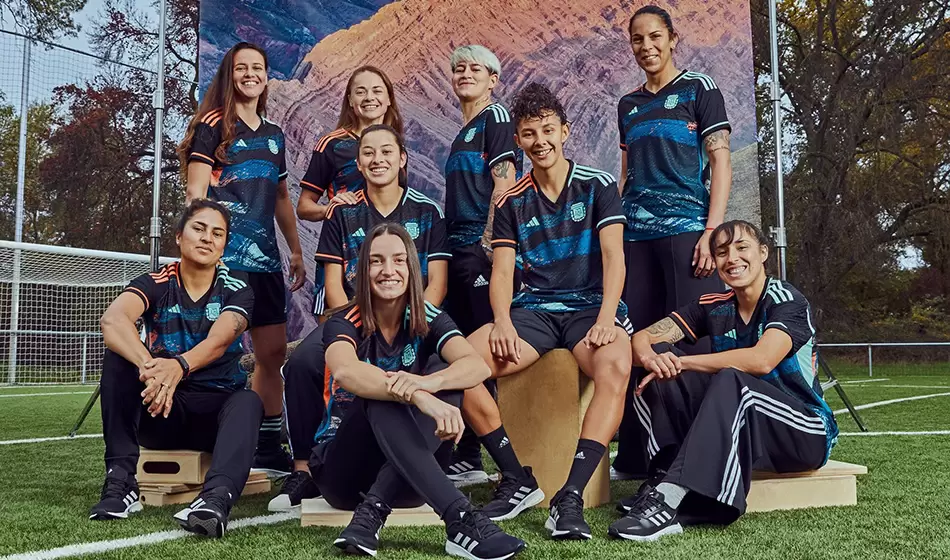 Lionel Messi y un gran gesto: posó con la camiseta de la selección femenina a días del Mundial 3 selección femenina Messi