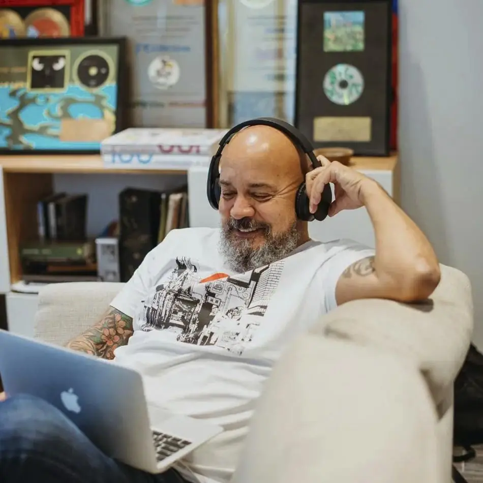 Bahiano: un artista con Mucha Experiencia 2 2. Desde el viernes 13 de mayo se puede encontrar su sexto album solista Mucha Experiencia en todas las plataformas digitales. credito @bahianomusica Cristian Dominguez