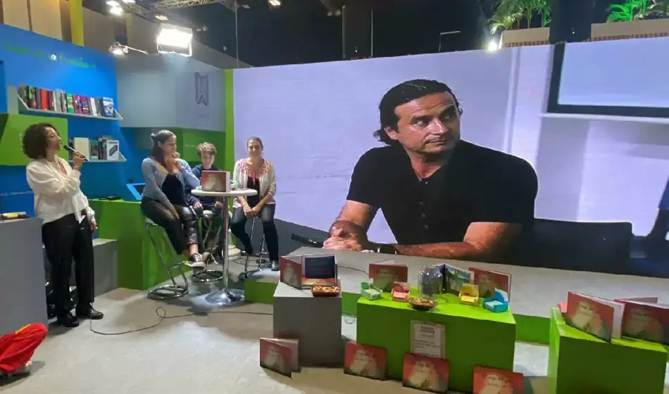 Red Cruzar: una propuesta para hablar de enfermedad crónica de los padres en las escuelas 3 Presentación del libro “El viaje del zorro” en la Feria Internacional del Libro. Crédito: Red Cruzar