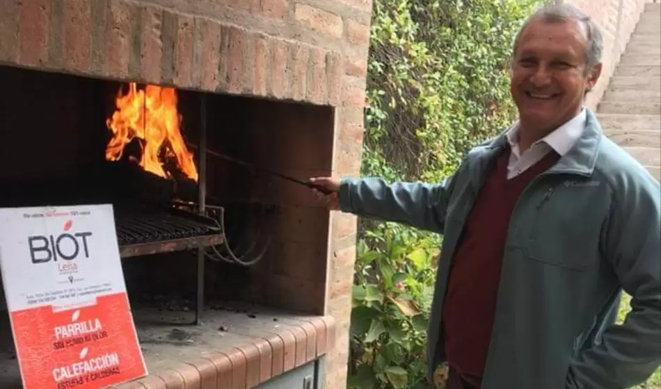 Los bio troncos, un invento argentino que se plantea como alternativa ecológica al carbón y leña 2 Los “bio troncos” se comercializan en ciertos establecimientos de la región y están disponibles para particulares que los utilizan en sus residencias. Crédito: Facebook Biot Leña de Orujo de Fruta