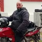 Quedó desempleado y creó su propio negocio: una gomería móvil para asistir a motociclistas