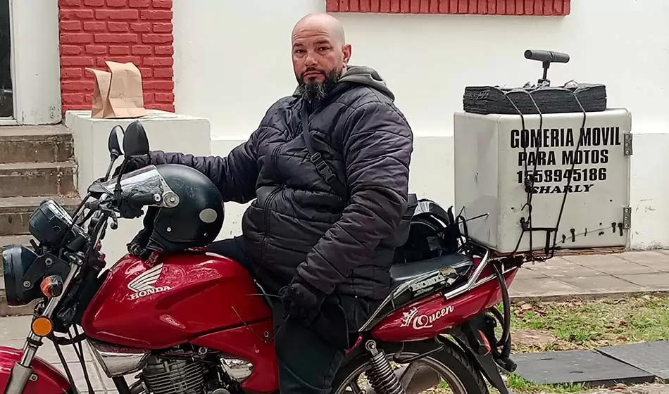 destacada Quedo desempleado y creo su propio negocio una gomeria movil para asistir a motociclistas Charly Gomeria Movil