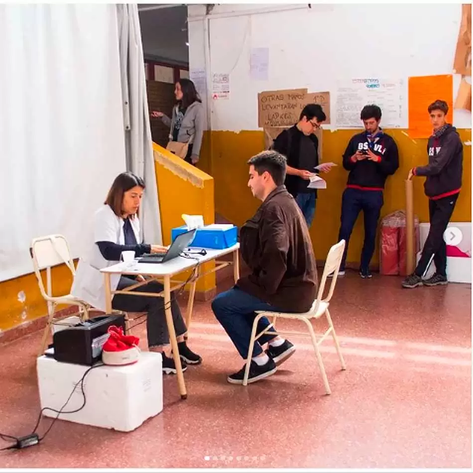 La importancia de donar sangre para salvar vidas 2 El personal del Centro de Hemoterapia toma los datos y realiza un chequeo previo a todas las personas que se acercan a donar. Créditos: @roversdeltincho