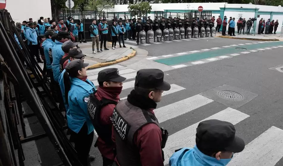 Familias de la Casa Santa Cruz resistieron y lograron suspender el desalojo 2 2 Telam