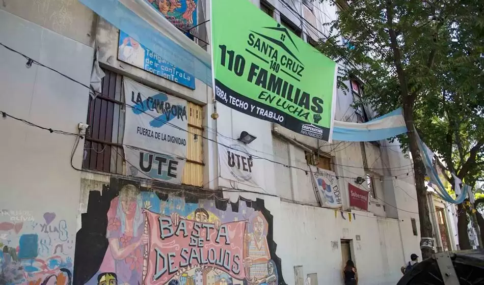 Familias de la Casa Santa Cruz resistieron y lograron suspender el desalojo 3 3 Info News