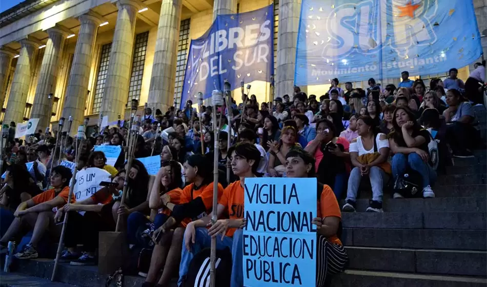Organizaciones estudiantiles de más de 40 universidades se movilizaron en defensa de la educación pública 4 pública
