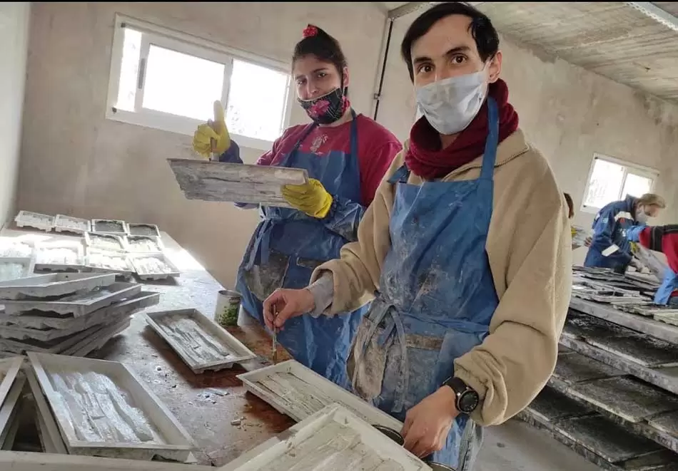 Inclusión laboral para personas con discapacidad mediante la elaboración de baldosas y ladrillos de plástico reciclado 3 Los productos que se encuentran disponibles se pueden ver en la página de Instagram. Fabrican baldosas de 40x40 y 30x50 y revestimientos de 14x35. Crédito: Fundación Pertenecer