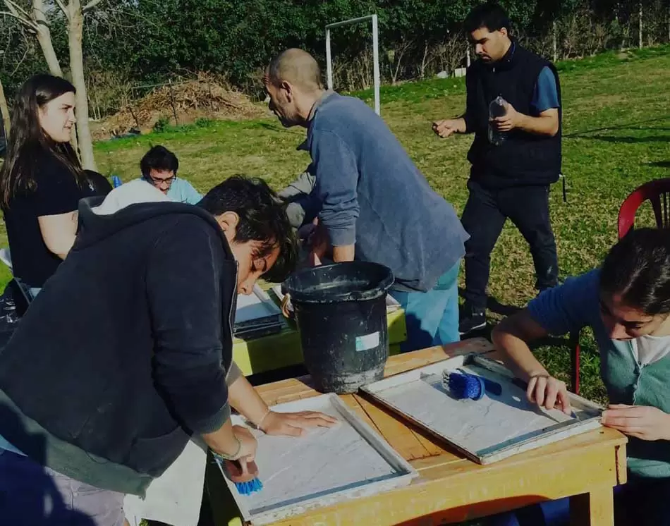 Inclusión laboral para personas con discapacidad mediante la elaboración de baldosas y ladrillos de plástico reciclado 2 A través del reciclado de botellas PET se genera un triple impacto que produce grandes beneficios para la comunidad desde una dimensión ambiental pero también social. Crédito: Fundación Pertenecer