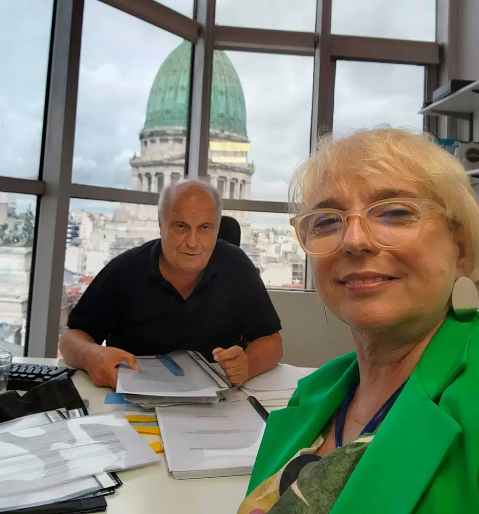 La Defensoría del Público reclama participar del debate de la Ley Ómnibus y rechaza la posibilidad de cierre 3 Silvina Giudici y Hernán Lombardi fueron unas de las firmas de diputados del Pro que presentaron un proyecto para disolver la Defensoría del Público de Servicios de Comunicación Audiovisual. Crédito: Silvana Giudici