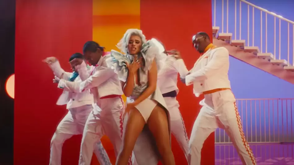 Fantasía pop en Marte con Camila Cabello y María Becerra 3 Camila Cabello Maria Becerra Hasta Los Dientes Official Music Video 03 Yasmina Alejandra Pose Andrada