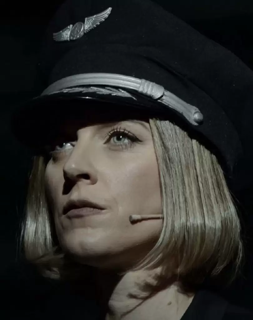 La exitosa comedia musical “Avenida Q” regresa al Teatro Maipo 2 Melania Lenoir es la directora de “Avenida Q”. Se destacó recientemente por su trabajo en la obra “Come From Away”, en donde encarnó a una mujer piloto. Crédito: Instagram Stage Company