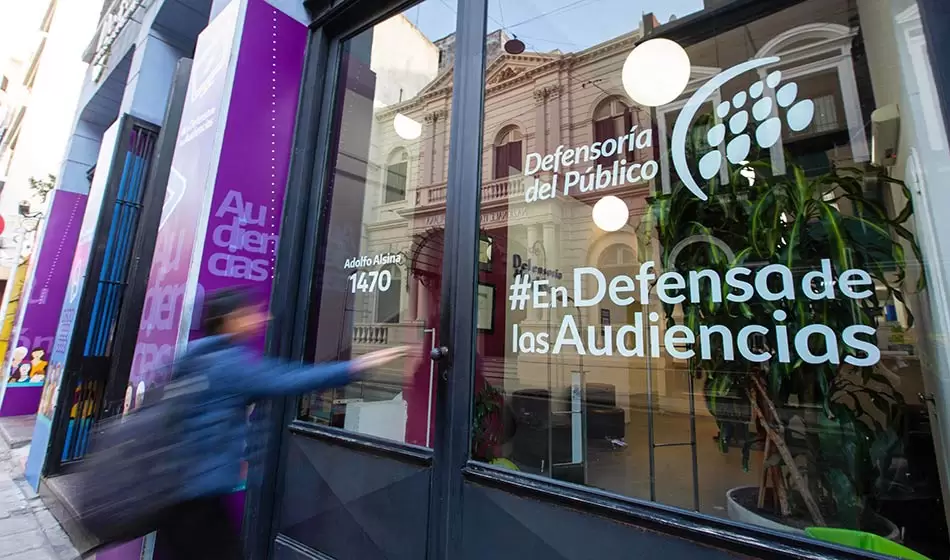 La Defensoría del Público reclama participar del debate de la Ley Ómnibus y rechaza la posibilidad de cierre 1 Desde la creación del organismo, 338129 periodistas, comunicadores y comunicadoras, trabajadores/as de diversos medios de gestión públicos y privados, estudiantes, docentes, campesinos, indígenas, movimientos y organizaciones sociales, civiles, sindicales, de LGBTTTIQ+, audiencias y más, participaron en las diversas propuestas pedagógicas. Crédito: defensoriadelpublico.gob.ar