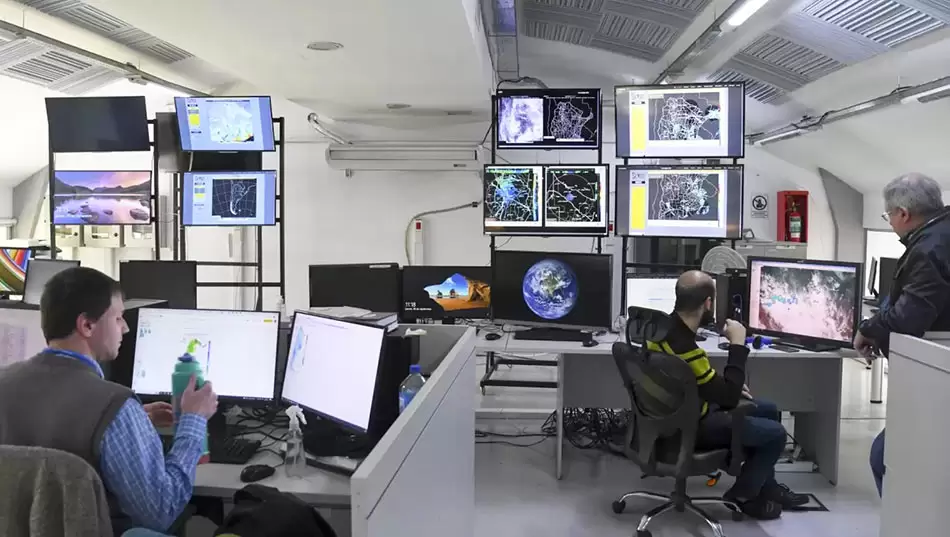 #NoSobraNadie: trabajadores del Servicio Meteorológico y el Anses, en lucha frente a despidos masivos 2 2 Despidos masivos en el SMN y el Anses eleconomista.com .ar