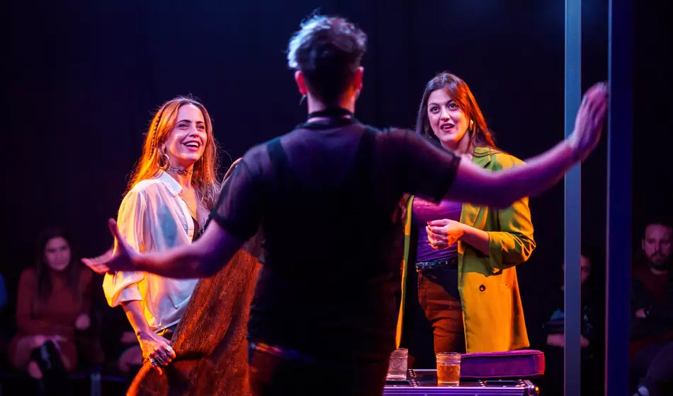 "Birdland", una rebelde melodía desgarradora de fama y soledad 2 Una obra que ha cautivado a audiencias en todo el mundo, llegó por primera vez a Argentina gracias a la colaboración entre Lisandro Fiks y Lucio Bazzalo, en una versión nacional, adaptación de Ramiro Méndez Roy, quien además se pone en la piel del controversial personaje protagónico. Crédito: Diego Astarista