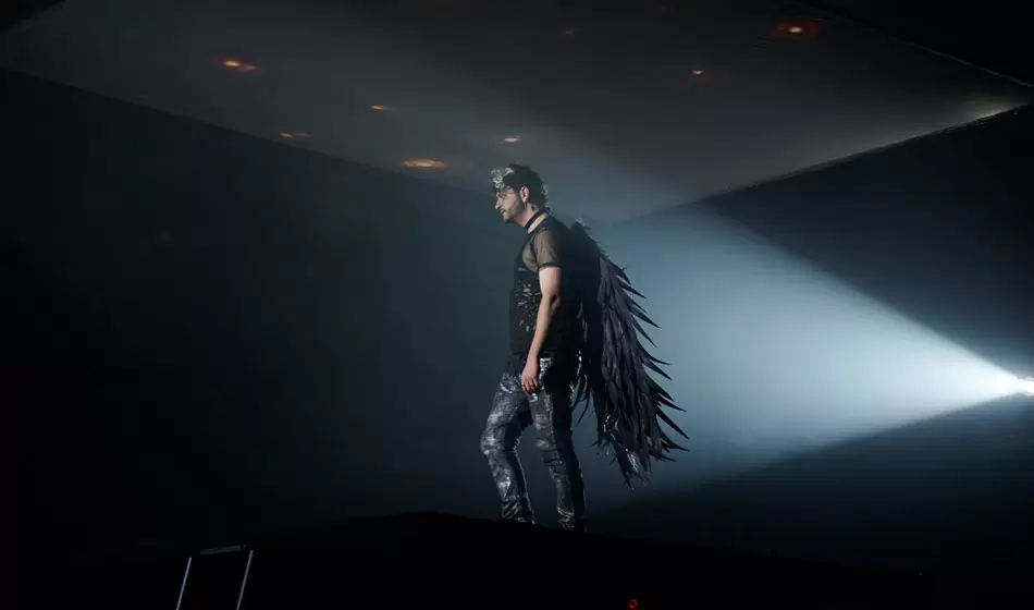 "Birdland", una rebelde melodía desgarradora de fama y soledad 3 Esta versión nacional destaca por su puesta vanguardista y el compromiso total del elenco, quienes brindan a los espectadores una aventura teatral, inmersiva, visual y auditiva. Crédito: Ivan Jarazo