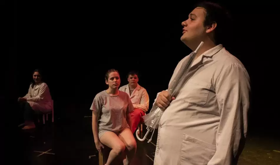 Agenda Cultural de la Ciudad de Buenos Aires 4 Cada semana te ofrecemos la programación cultural de Nota al Pie en la Ciudad de Buenos Aires, como la pieza teatral "Pueblito", que se erige como una parodia pre adulta. Crédito: @pueblito.obrateatral