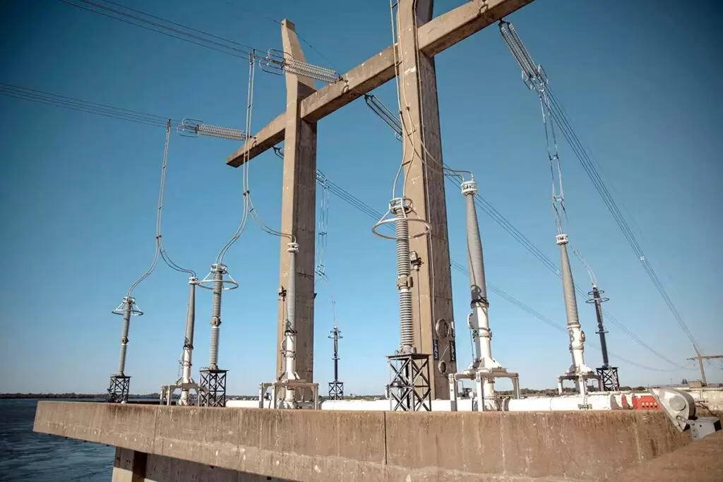 Misiones, hidroeléctricas y energía tan cara que se paga en cuotas 2 electricidad cuotas misiones yacyreta 03 1024x683 1