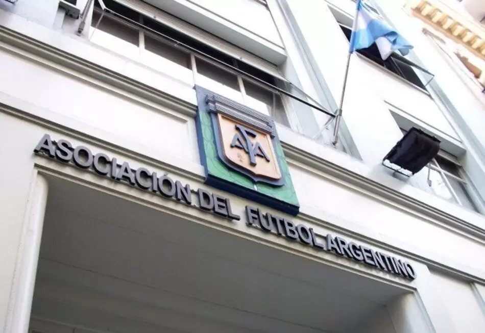 El detrás de escena del insólito debut de Spreen en Deportivo Riestra 4 Credito. MinutoUno