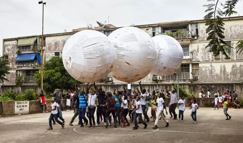 “Sugar Girls”, “Olingiris” y toda la agenda cultural de la Ciudad de Buenos Aires 4 Explora y disfruta de algunos de los más destacados espectáculos, como "La nube que hablaba" es una instalación a gran escala del artista francés Yo-Yo Gonthier, que recorrerá el barrio de La Boca. Crédito: @fundacion_proa