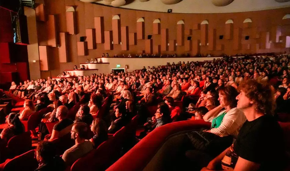 Con más de 1.000 espectadores, el Teatro Auditorium celebró sus 80 años 3 Gobierno de la Provincia de Buenos Aires