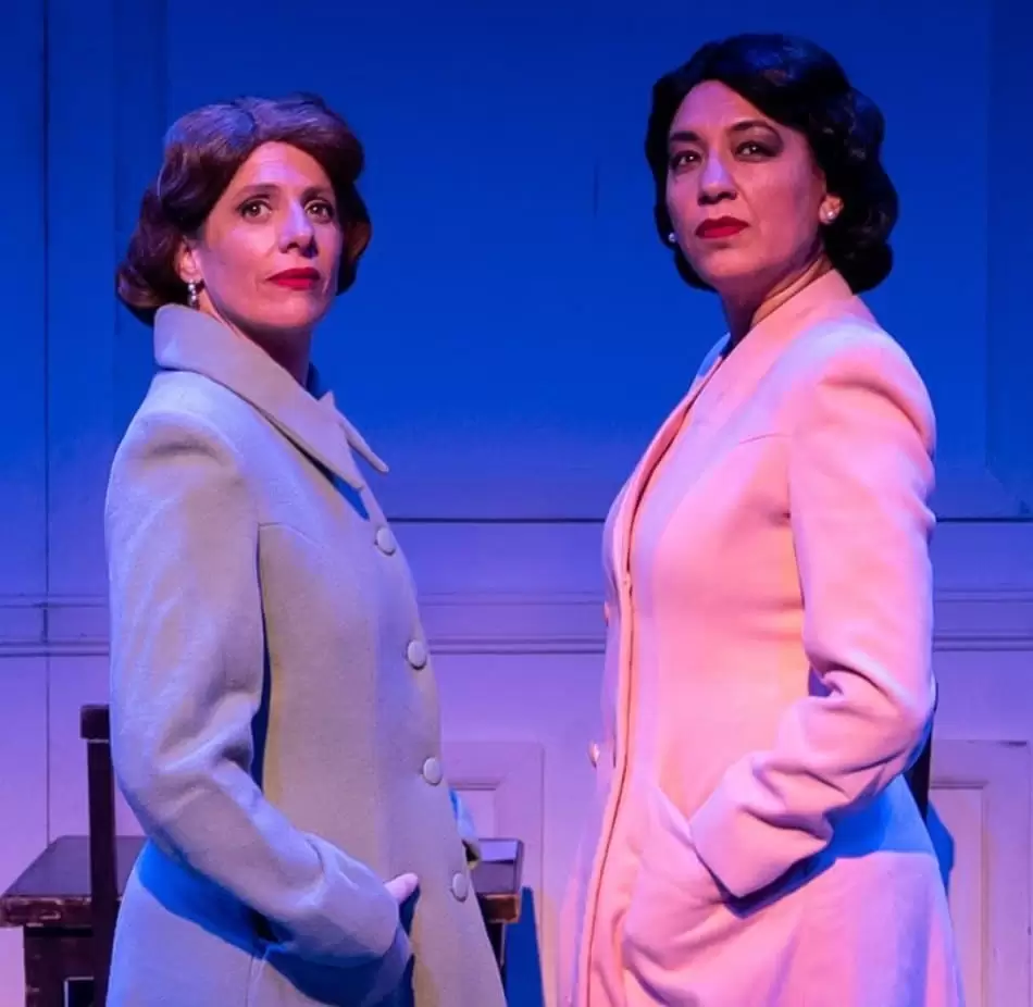 "La Vida Extraordinaria", una amistad en el fin del mundo 2 Con dramaturgia y dirección de Mariano Tenconi Blanco, la obra narra la historia de dos amigas íntimas. A través de cartas, poemas y diarios, se explora sus vidas y desencantos con los varones. Crédito: @teatro.futuro