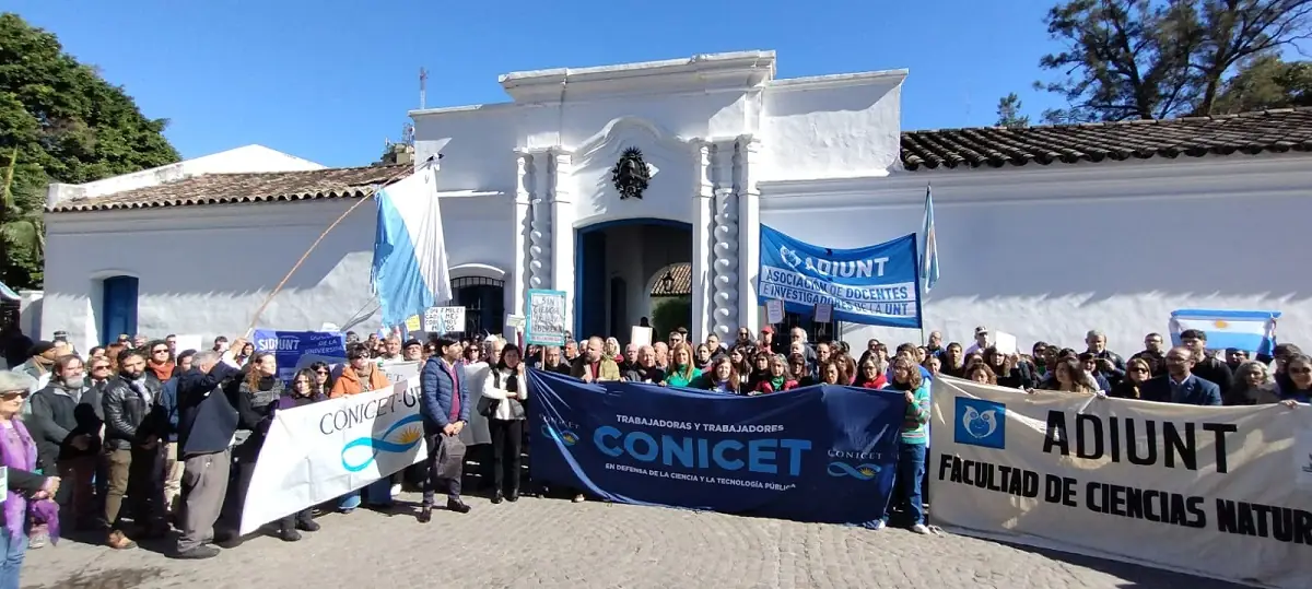 “Vaciamiento total”: científicos y universitarios enfrentan el ajuste de Milei en las calles 1 científicos