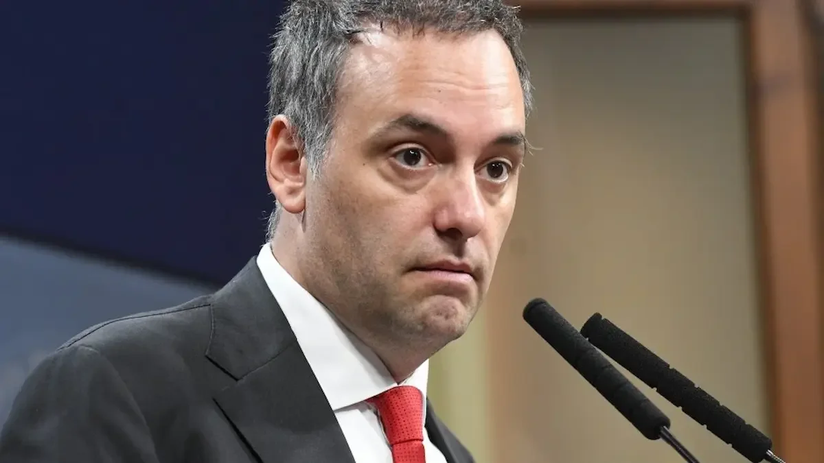 Milei sostiene a Adorni frente a la presión del poder, que ya le bajó el pulgar a los dos 2 image